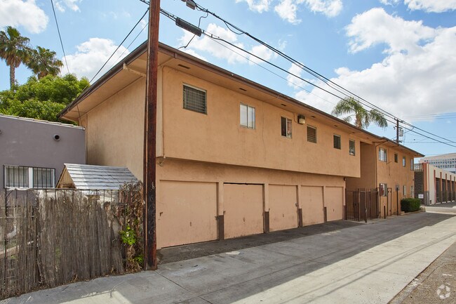 Building Photo - 405 W 10th St