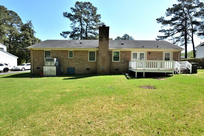 Building Photo - 1640 Bridgedale Dr