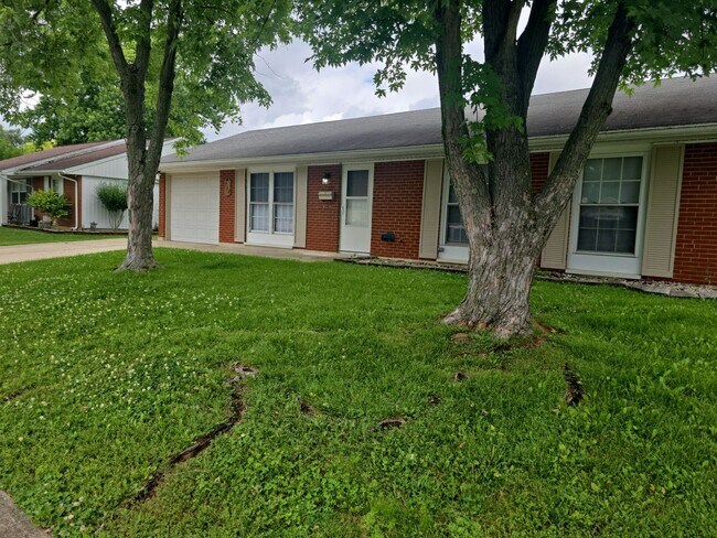 Building Photo - Welcome to this three-bedroom, one-bath home in New Carlisle, OH