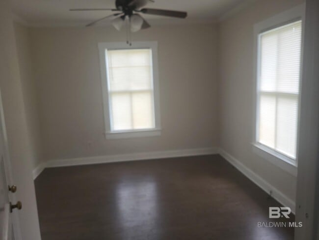 Building Photo - 503 S Cedar St