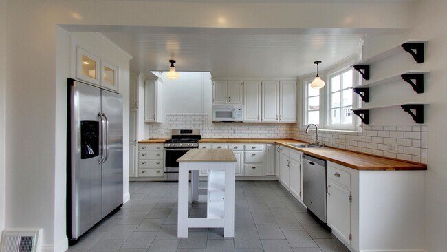 Building Photo - Lakeside 3 Bedroom / 3 Bathroom Single Fam...
