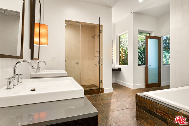 Building Photo - 3255 Fernwood Ave