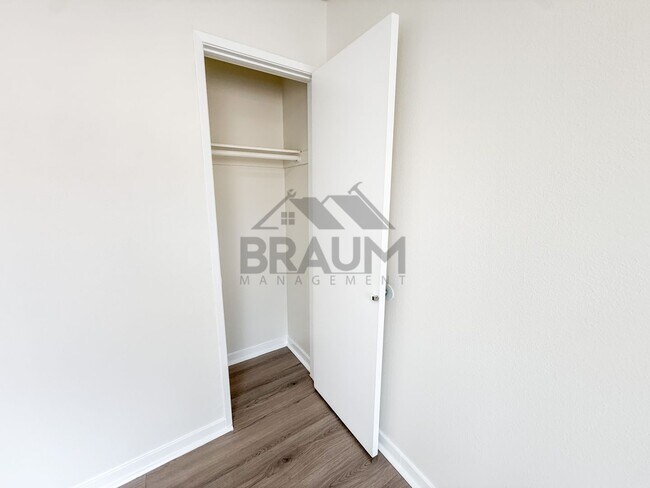 Building Photo - 14801 Delano St