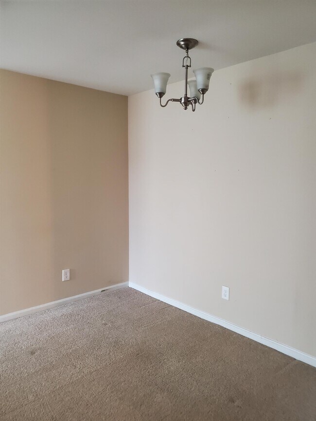 Building Photo - 500 Chapel Ct