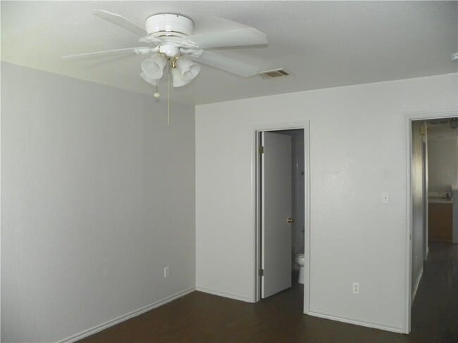 Building Photo - 2221 Creekside Ln
