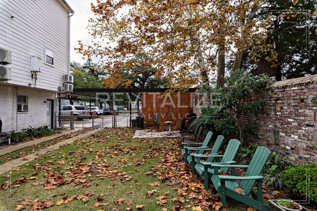 Building Photo - Fully Furnished Townhome w/ Private Garage