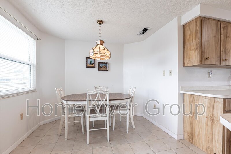 Building Photo - 6860 Kenwood Dr