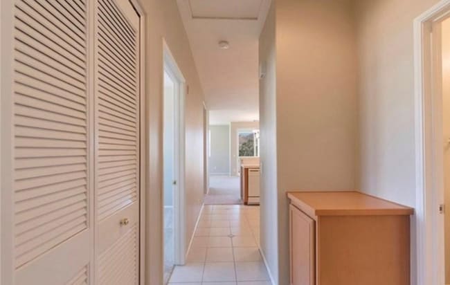 Building Photo - 1800 E Lakeshore Dr