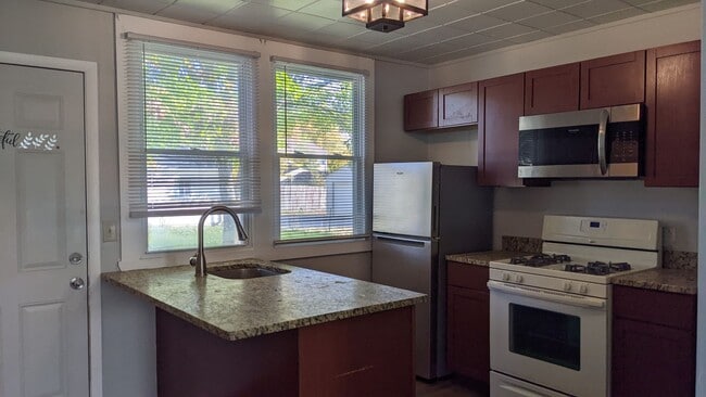 Building Photo - 2 Bedroom Available now