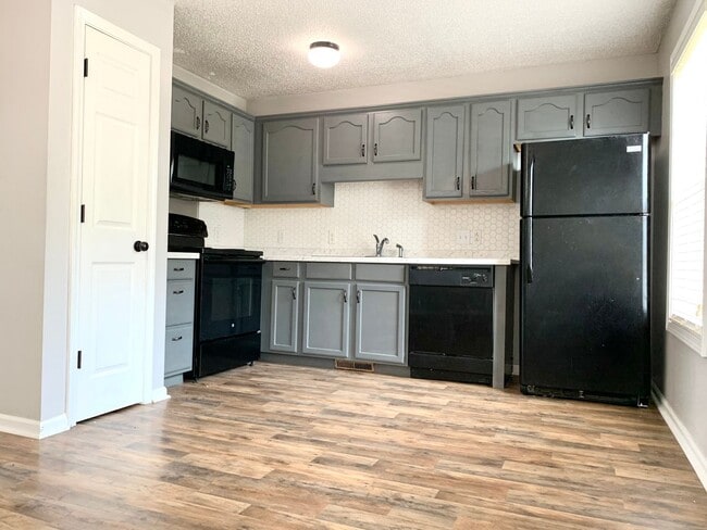 Building Photo - 1013 Mile High Dr