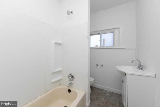 Building Photo - 1112 Collings Ave