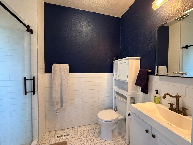 Building Photo - Charming 3-Bedroom Home in the Heart of Co...