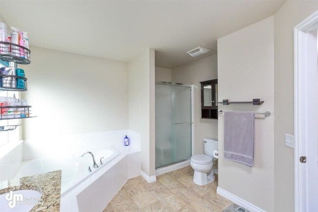 Building Photo - Gorgeous 4 Bedroom Home in West Park!