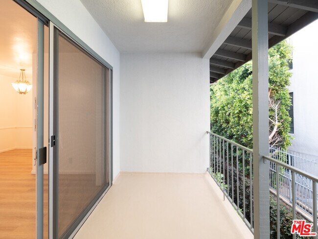 Building Photo - 422 Arnaz Dr