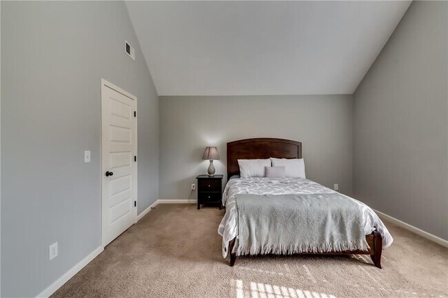 Building Photo - 2216 Golden Eagle Dr