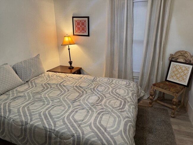 Building Photo - 909 W Oak St