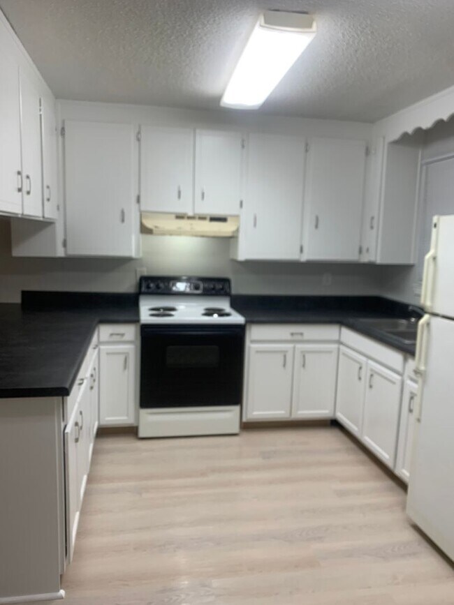 Building Photo - 2 bed 1 bath duplex off E Nine Mile Rd