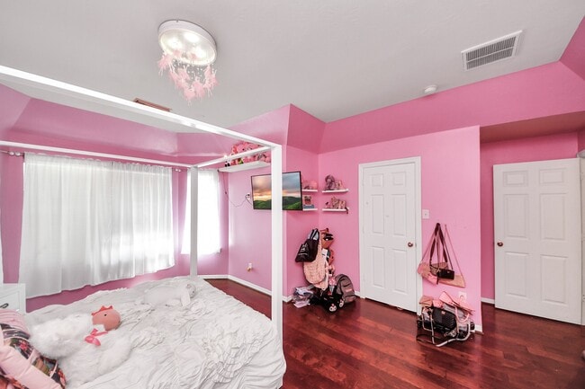 Building Photo - 17314 Pinecreek Hollow Ln