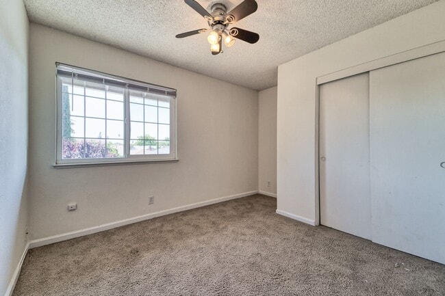 Building Photo - LARGE 5-bedroom 3 bath home in a great loc...