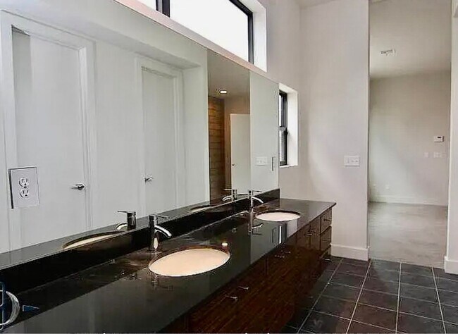 Building Photo - Beautiful home located just off of Cherry ...