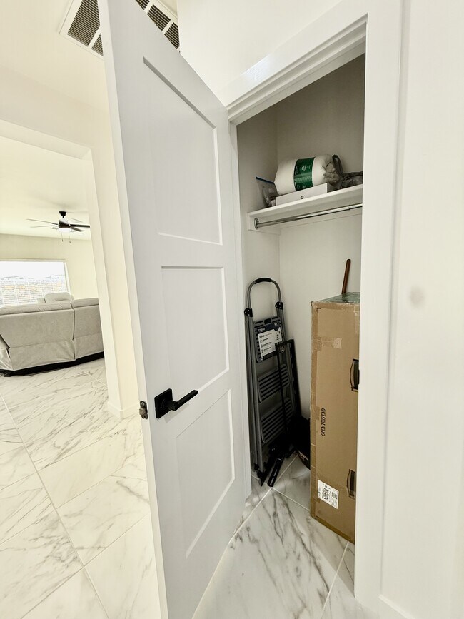 Building Photo - 15052 Destination Ave