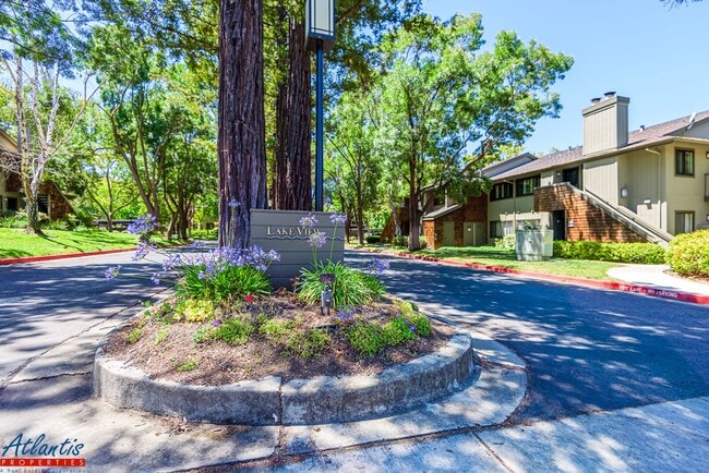 Building Photo - Beautiful Condo | Central A/C | Private Balcony
