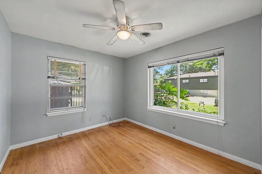 Building Photo - 502 W Semands St