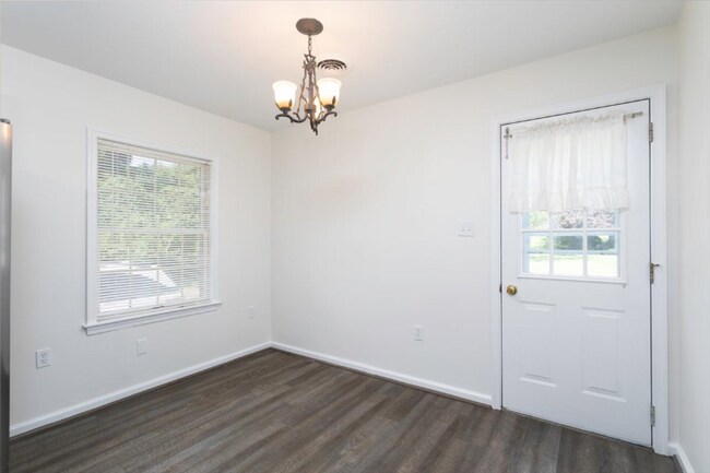 Building Photo - 129a Manor Ave N