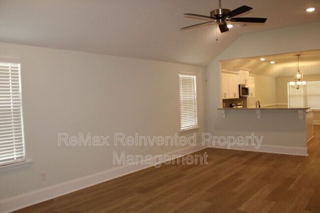 Building Photo - 921 Holbrook Dr