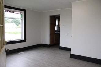 Building Photo - 402 Fritz Ave E