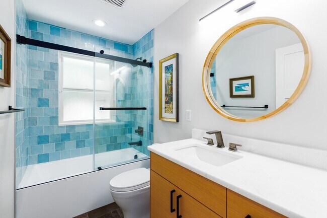 Building Photo - Stunning 5-Bedroom Modern Home with Panora...