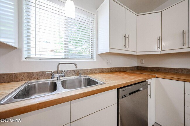 Building Photo - 1219 E Colter St