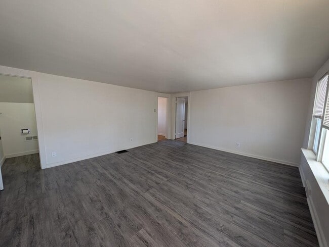 Building Photo - 323 N 4th St