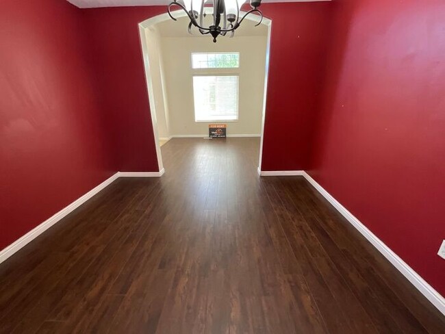 Building Photo - 6 bedroom 3 1/2 bathrooms 2 car garage Lar...