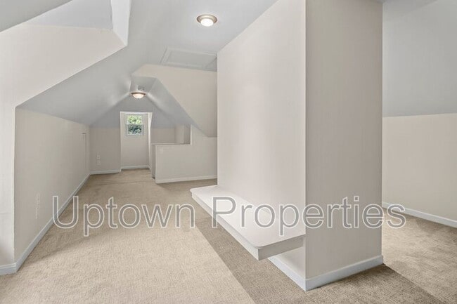 Building Photo - 9520 SW Cypress St