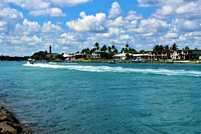 Building Photo - 202 Club Dr