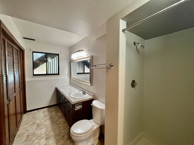 Building Photo - 4 Bedroom Bi Level Home in Rockrimmon