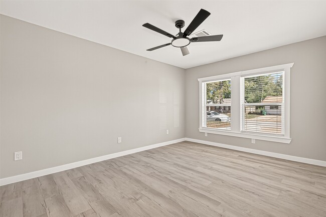 Building Photo - 10531 Royal Oaks Dr