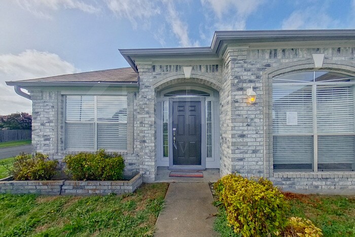 Building Photo - 4914 Glenoak Dr