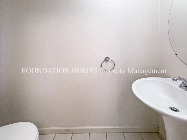 Building Photo - Great Layout, Newer Hamilton Condo - A/C - FOUNDATION -