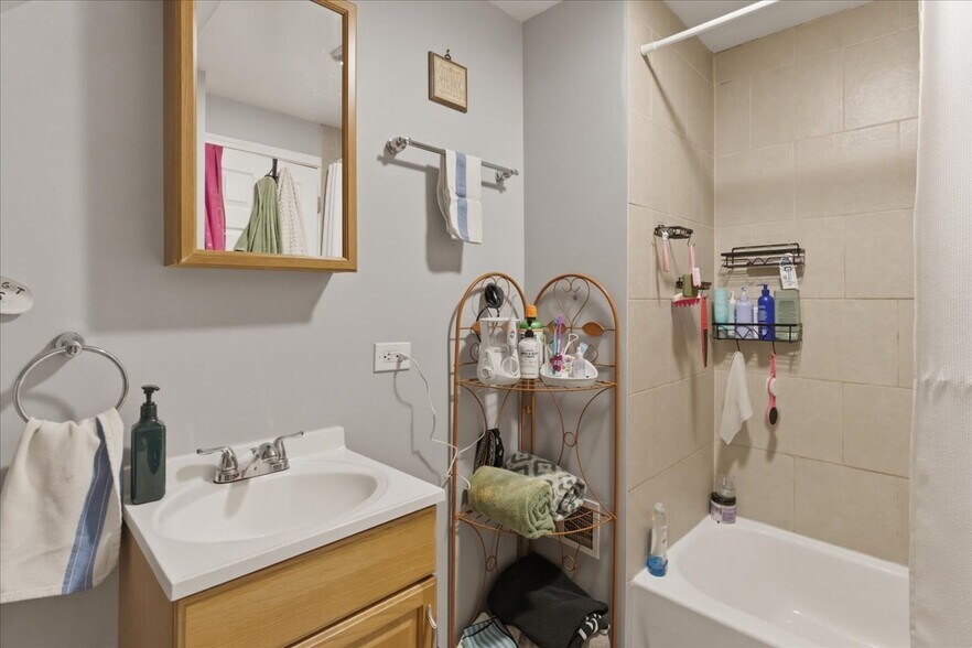 Building Photo - 3727 N Ashland Ave