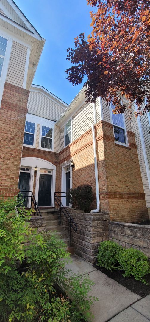 Building Photo - 43840 Hickory Corner Terrace