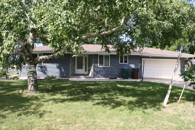 Building Photo - 3 Bedroom Ranch in Appleton