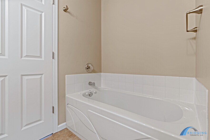 Primary Bathroom (Tub) - 5050 Holly Ln N