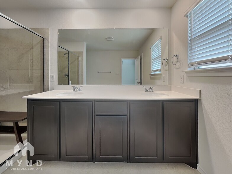 Building Photo - 426 Milverton Dr