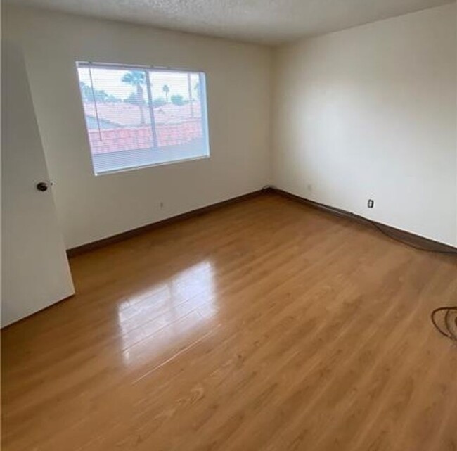 Building Photo - GREAT CENTRALLY LOCATED CONDO READY FOR YO...