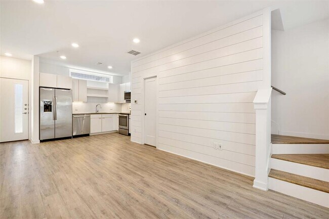 Building Photo - 5924 S Congress Ave