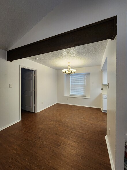 Building Photo - 2107 Lazy Ridge Dr