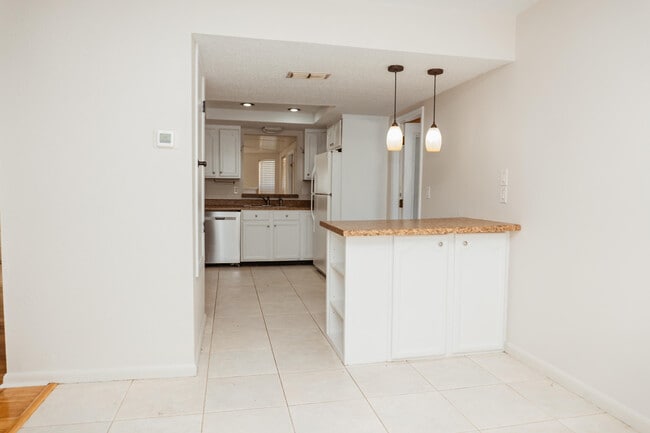 Building Photo - 410 Tanglewood Dr