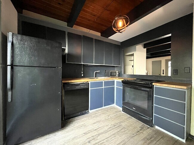 Building Photo - Cozy Portland Home with Spacious Living Room & Fenced Backyard